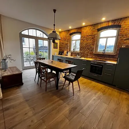 The Coach Haus Apartament *